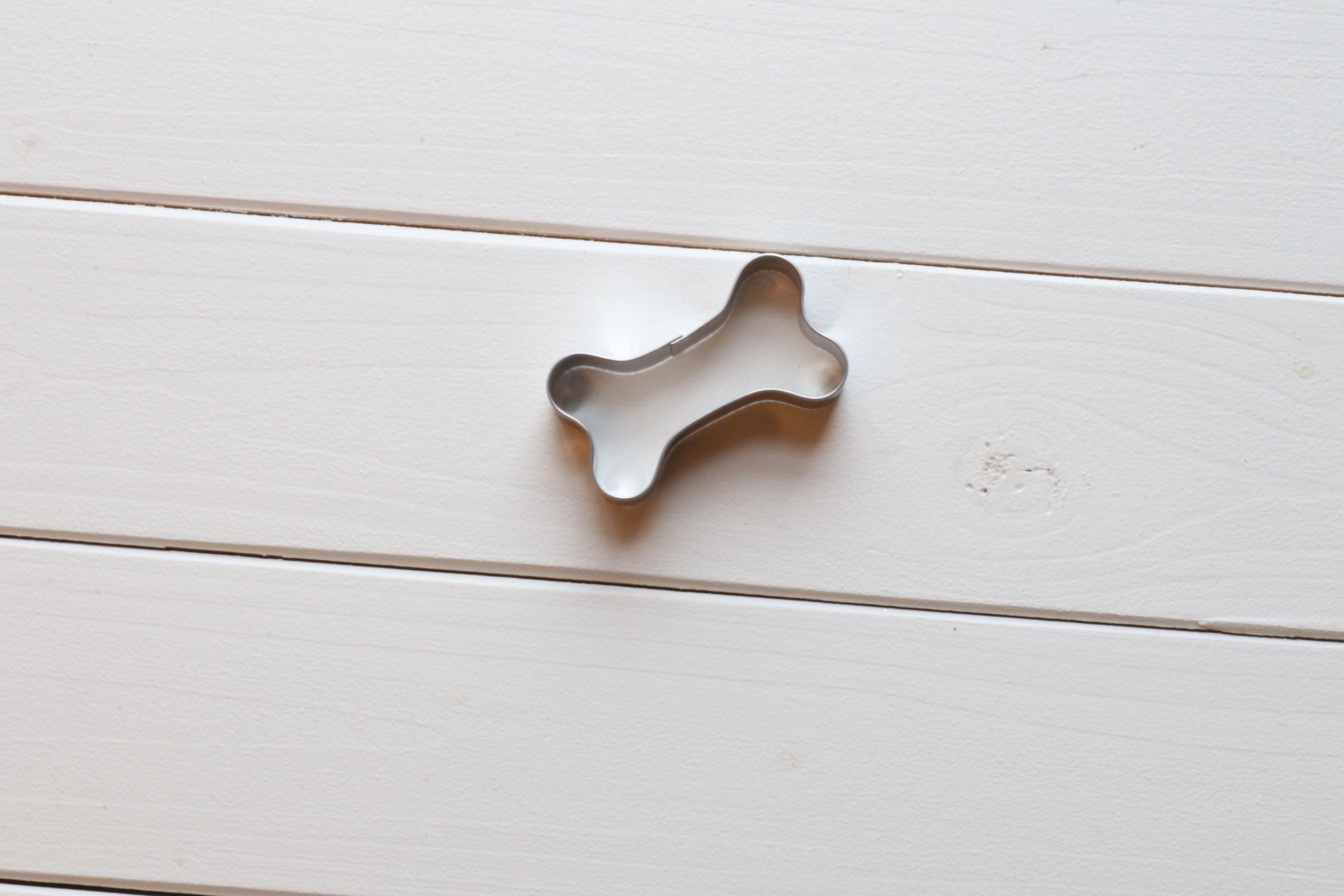 Hundekekse Backmischung mit Ausstechform als Knochen, Tiernahrung, Hundeleckerlies, Backmischung im Glas, ideal als Geschenk,